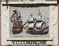 Gevelsteen linker pakhuis uit 1606